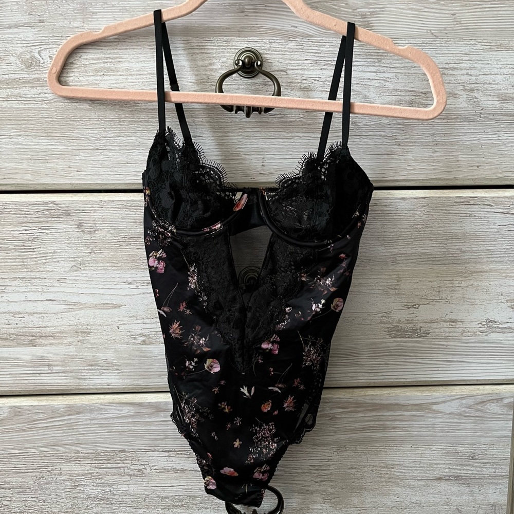 Victoria Secret Very Sexy Wicked Unlined Balconette Teddy, XS.